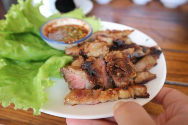 Izgara biftek, kızarmış biftek ya da soslu biftek.