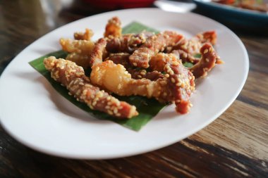 Domuz eti, domuz eti, kızarmış domuz ya da sarımsaklı domuz eti.