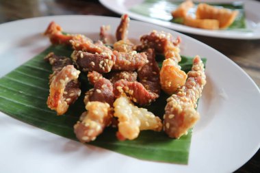 Domuz eti, domuz eti, kızarmış domuz ya da sarımsaklı domuz eti.