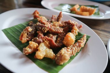 Domuz eti, domuz eti, kızarmış domuz ya da sarımsaklı domuz eti.