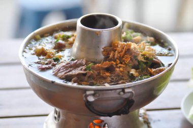 Et çorbası, sığır çorbası ya da erişte.