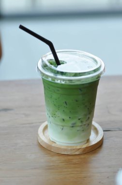 Buzlu çay, buzlu kibrit ya da kibrit yeşil çay ya da yeşil latte.