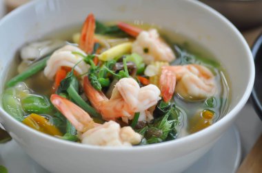 Karides çorbası, karides ve sebze çorbası ya da Tayland usulü baharatlı çorba.