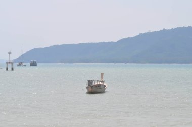 Tayland, Phuket 'te deniz kenarında balıkçı tekneleri