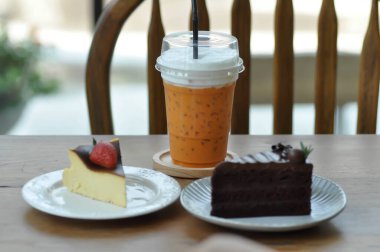 Buzlu çay, sütlü çay ya da Tayland çayı ve peynirli kek.