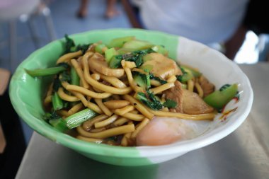 Erişte ya da domuz eti, köfte ve sebzeli kızarmış erişte.