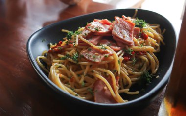 Pastırmalı spagetti, spagetti ya da servis için baharatlı spagetti.