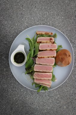 Ton balığı salatası ya da kızarmış ton balığı salatası.