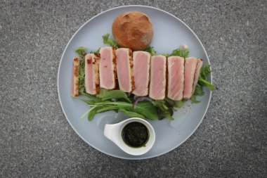 Ton balığı salatası ya da kızarmış ton balığı salatası.