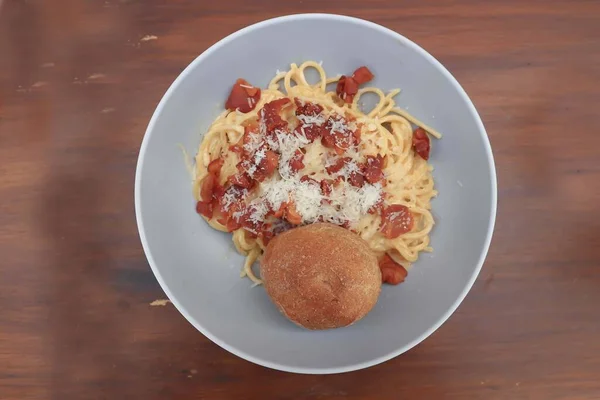 spaghetti , pasta or spaghetti carbonara and bread