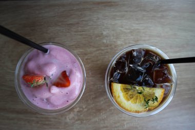Çilekli yoğurtlu smoothie, çilekli smoothie ve portakallı kahve veya portakal suyu espresso servis etmek için.