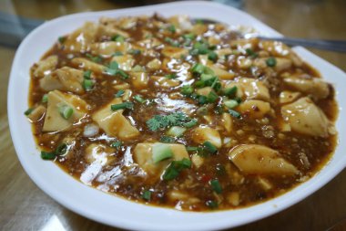 Kızarmış soya peyniri, domuz kıyması ve Çin yemeği.