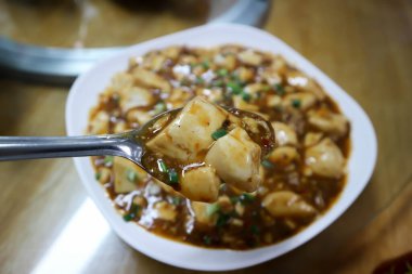 Kızarmış soya peyniri, domuz kıyması ve Çin yemeği.