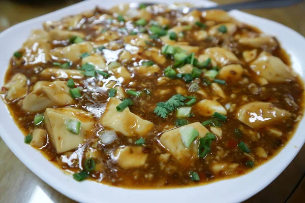 揚げ豆腐をひき肉と中華料理で炒め — ストック写真