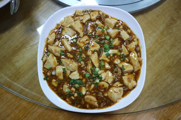 揚げ豆腐をひき肉と中華料理で炒め — ストック写真