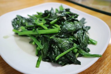 Kızarmış ıspanak ve sarımsak, kızarmış sebze ya da vejetaryen yemeği karıştırın.