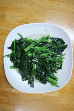 Kızarmış ıspanak ve sarımsak, kızarmış sebze ya da vejetaryen yemeği karıştırın.