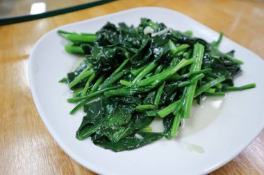 Kızarmış ıspanak ve sarımsak, kızarmış sebze ya da vejetaryen yemeği karıştırın.