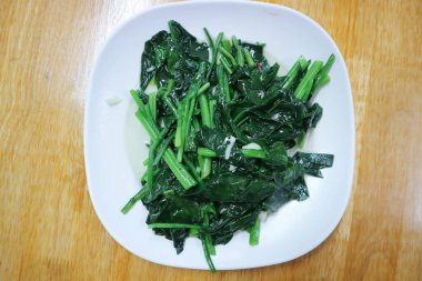 Kızarmış ıspanak ve sarımsak, kızarmış sebze ya da vejetaryen yemeği karıştırın.