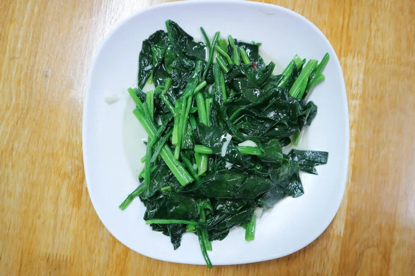 Kızarmış ıspanak ve sarımsak, kızarmış sebze ya da vejetaryen yemeği karıştırın.