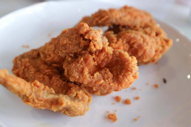 Kızarmış tavuk, kızarmış tavuk ya da tavuk kanadı.