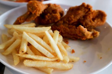 Kızarmış tavuk, kızarmış tavuk veya tavuk kanadı ve patates kızartması.