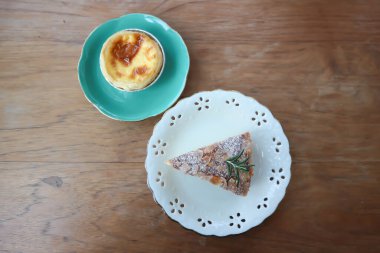 Servis için bademli kek, pasta veya vanilyalı kek ve yumurtalı tart.