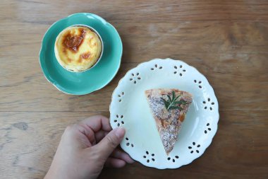 Servis için bademli kek, pasta veya vanilyalı kek ve yumurtalı tart.