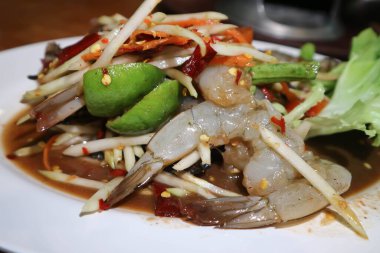 Papaya salatası, som tam veya baharatlı karides salatası veya Tayland baharatlı salatası.