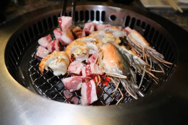 Kömür fırınında ızgara karides ve ızgara biftek.