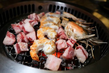 Kömür fırınında ızgara karides ve ızgara biftek.