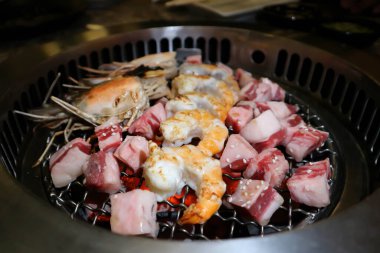 Kömür fırınında ızgara karides ve ızgara biftek.