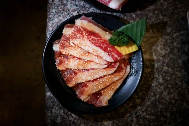 sığır eti ya da dilimlenmiş et, çiğ et ya da domuz eti.