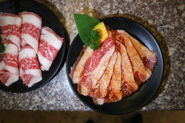 sığır eti ya da dilimlenmiş et, çiğ et ya da domuz eti.