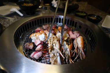 Kömür fırınında ızgara karides ve ızgara biftek.