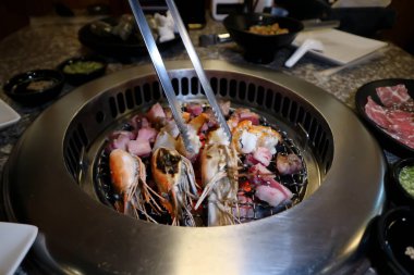 Kömür fırınında ızgara karides ve ızgara biftek.