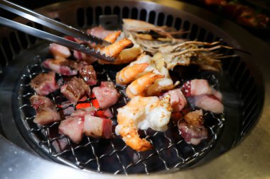 Kömür fırınında ızgara karides ve ızgara biftek.