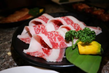 sığır eti ya da dilimlenmiş et, çiğ et ya da dilimlenmiş domuz eti.