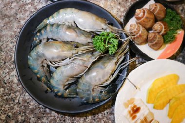 Çiğ karides, çiğ karides ve benekli babil ya da Babil memelisi ya da pişirmek için kabuk.