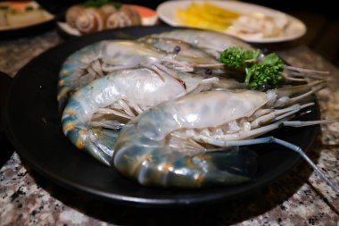 Çiğ karides, çiğ karides ve sebze.