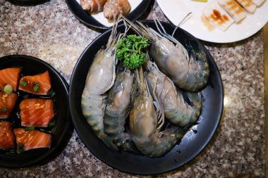 Çiğ karides, çiğ karides ve çiğ somon.