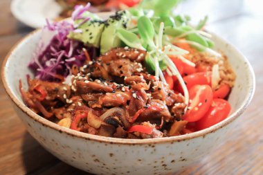 Servis için salata veya sığır eti, sığır eti ve sebze salatası