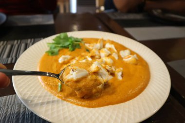 Acılı yengeç, köri tozlu kızarmış yengeç, Tayland yemeği.