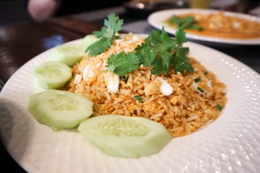 Kızarmış pirinci yengeç ve kalamar ile karıştırın, Tayland yemeği veya Çin yemeği.