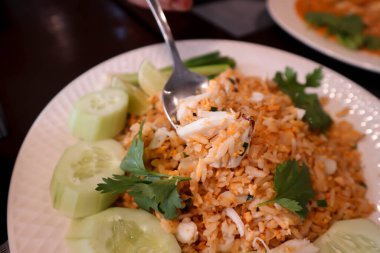 Kızarmış pirinci yengeç ve kalamar ile karıştırın, Tayland yemeği veya Çin yemeği.