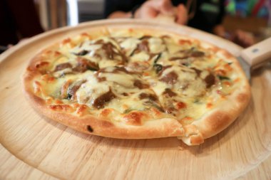 Pizza, peynir ya da sığır etli pizza.