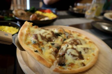 Pizza, peynir ya da sığır etli pizza.