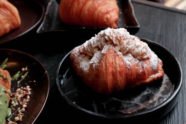 Kruvasan, Fransız kruvasanı ya da kremalı badem kruvasanı.