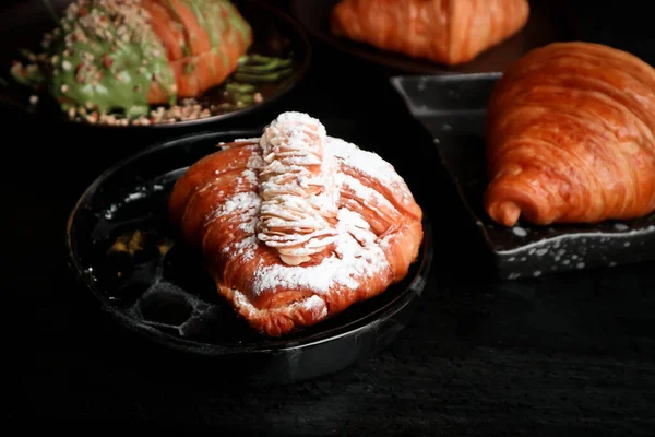 Croissant Croissant Francês Croissant Amêndoa Com Cobertura Gelo — Fotografia de Stock