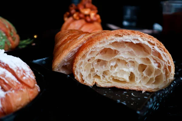 Croissant Croissant Francês Croissant Com Cobertura Castanha Caju — Fotografia de Stock